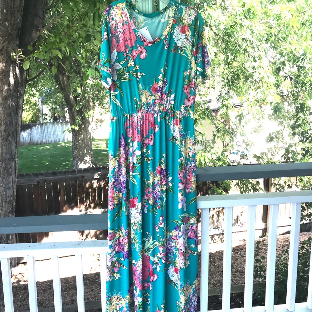 COLORFUL and GORGEOUS floral maxi dress 🌸🌺🌷😍